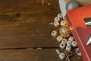 décorations d'équipement de noël sur fond de bois pour le concept de vacances. photo