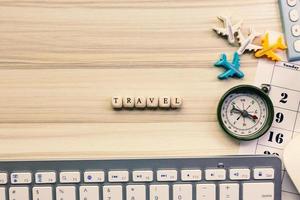 table de bureau blanche pour le contenu de voyage. photo