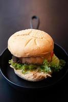hamburger sur l'image de la poêle en fer pour le contenu alimentaire. photo