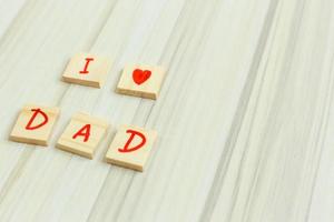 alphabet sur une petite assiette sur une table en bois pour l'image de la fête des pères. photo