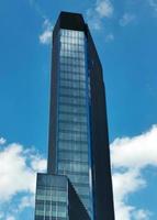 bel immeuble de grande hauteur dans le ciel bleu. Warsaw, Pologne. 15 avril 2021 photo