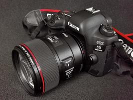 appareil photo canon 5d mark iv avec objectif canon ef 85mm f1.4 l est usm. 31.08.2020. varsovie. Pologne