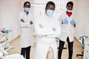 trois médecins afro-américains aux bras croisés dans une clinique dentaire. photo