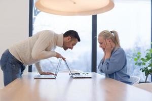 équipe commerciale de démarrage lors d'une réunion dans un immeuble de bureaux moderne photo