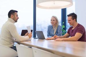 équipe commerciale de démarrage lors d'une réunion dans un immeuble de bureaux moderne photo