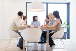 équipe commerciale de démarrage lors d'une réunion dans un immeuble de bureaux moderne photo