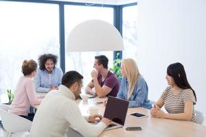 équipe commerciale de démarrage lors d'une réunion dans un immeuble de bureaux moderne photo