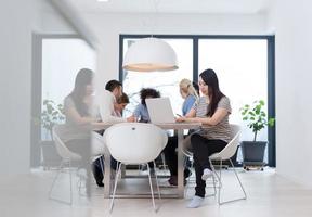 équipe commerciale de démarrage lors d'une réunion dans un immeuble de bureaux moderne photo