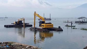 excavatrice travaillant dans le lac photo