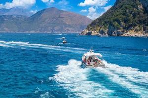 italie, vue panoramique sur capri depuis une croisière en bateau autour de l'île photo
