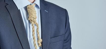 photo d'homme d'affaires avec une corde autour du cou sur fond gris. photo avec espace de copie.