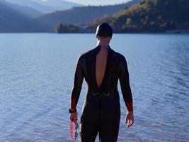 portrait de nageur triathlète portant une combinaison de plongée à l'entraînement photo
