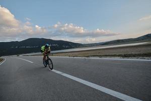 athlète de triathlon faisant du vélo photo