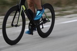 gros plan sur un athlète de triathlon faisant du vélo photo