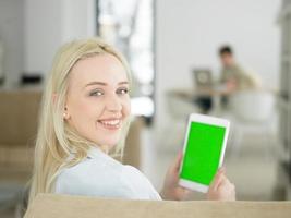 jeune femme à l'aide d'un ordinateur tablette devant la cheminée photo