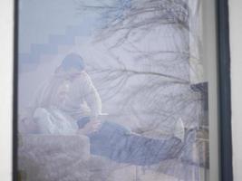 couple utilisant une tablette numérique par une froide journée d'hiver photo