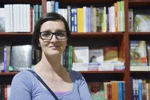 femme à la bibliothèque photo