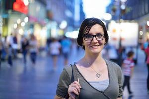 portrait de femme la nuit en ville photo