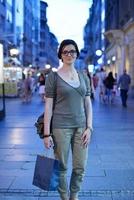 portrait de femme la nuit en ville photo