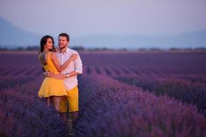 couple dans un champ de lavande photo