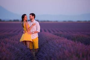 couple dans un champ de lavande photo