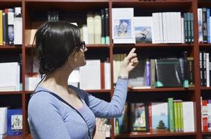 femme à la bibliothèque photo