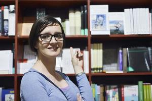 femme à la bibliothèque photo