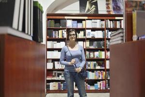 femme à la bibliothèque photo