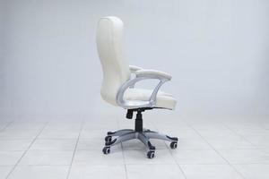 chaise de bureau blanche photo