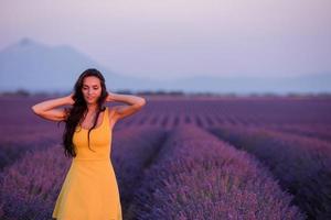 femme en robe jaune au champ de lavande photo