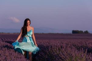 portrait de femme dans un champ de fleurs de lavande photo