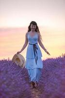 portrait de femme dans un champ de fleurs de lavande photo