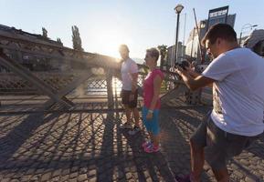 couple faisant du jogging à l'extérieur photo