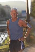 portrait, de, beau, aîné, jogging, homme photo