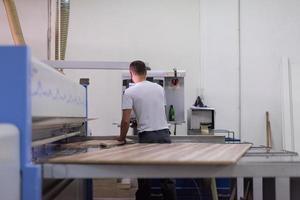 ouvrier dans une fabrique de meubles en bois photo