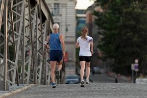 couple faisant du jogging à l'extérieur photo