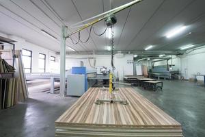 ouvrier dans une fabrique de meubles en bois photo