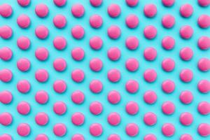 bonbons au chocolat enrobés de rose éparpillés sur fond bleu. illustration 3d de modèle sans couture de répétition photo