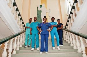 groupe d'étudiants en médecine africains au collège debout dans les escaliers. photo