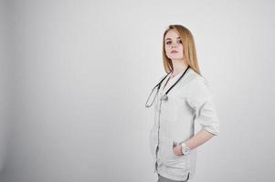 Infirmière médecin blonde avec stéthoscope isolé sur fond blanc. photo