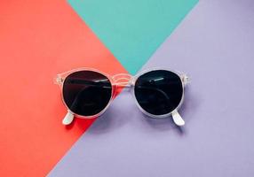 lunettes de soleil à la mode sur fond coloré minimal photo