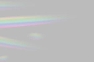 résumé de la superposition de lumière de prisme arc-en-ciel floue sur fond gris pour la maquette et la décoration photo