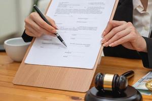 droit, consultation, accord, contrat, conseils d'avocats en matière de litiges et signature de contrats en tant qu'avocats pour accepter les plaintes des clients. avocat de concept.