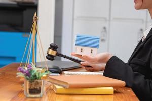 droit, consultation, accord, contrat, conseils d'avocats en matière de litiges et signature de contrats en tant qu'avocats pour accepter les plaintes des clients. avocat de concept. photo