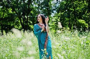 portrait d'une belle fille de brumette indienne ou d'un modèle de femme hindoue. costume traditionnel indien lehenga choli. photo