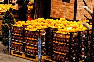 oranges jaunes sur les boîtes au supermarché. photo