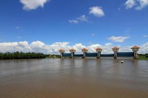 barrage dans la rivière photo