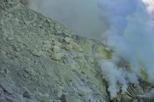 vapeurs de soufre du cratère du volcan kawah ijen, indonésie photo