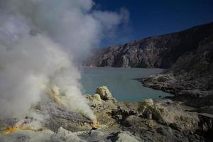 Mine de soufre à l'intérieur du cratère du volcan Ijen, East Java, Indonésie photo