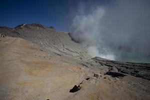 Mine de soufre avec des travailleurs à kawah ijen, Java, Indonésie photo